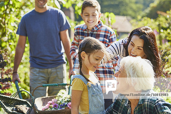 Mehrgenerationen-Familienbindung im sonnigen Garten