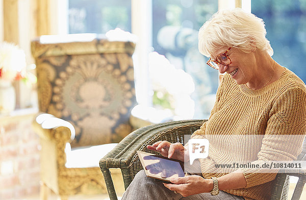 Senior,Senioren,benutzen,Frau,Tablet PC
