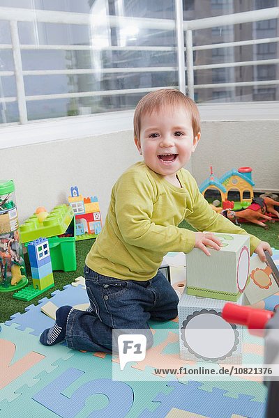Baby Boy beim Stapeln von Spielblöcken zu Hause