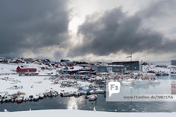 Erhöhter Blick auf Sturmwolken über dem Hafen  Ilulissat  Grönland