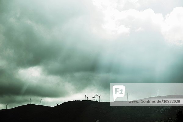 Tiefblick auf den Windpark unter dramatisch stürmischem Himmel,  Costa Smeralda,  Sardinien,  Italien