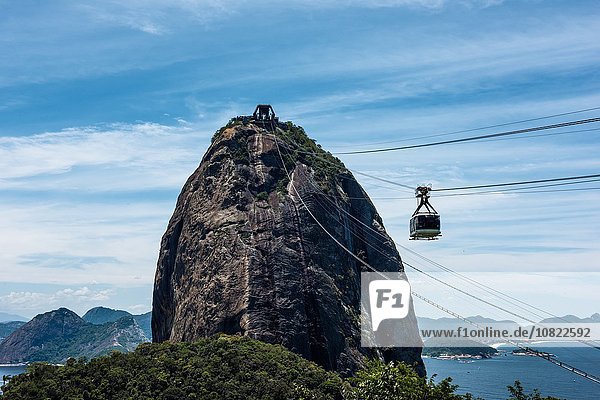 Tiefblick auf die Seilbahn am Zuckerhut  Rio de Janeiro  Brasilien