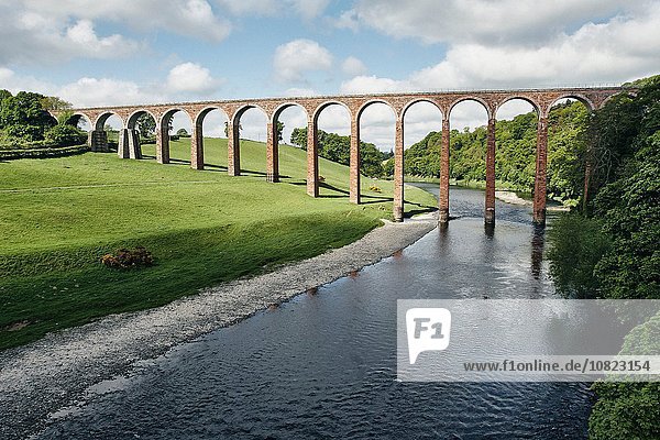 Erhöhter Blick auf den Fluss und Leaderfoot Eisenbahnviadukt Melrose Schottland