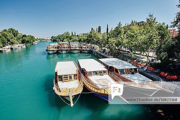 Boote am Flussufer  Antalya  Türkei