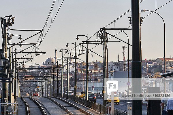 Eisenbahngleis und Stadtbild,  Istanbul,  Türkei