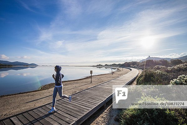 Junge Läuferin auf Strandpromenade  Villasimius  Sardinien  Italien