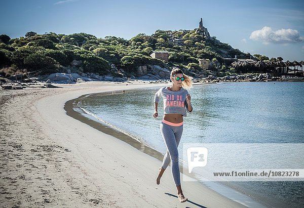 Läuferin am Strand  Villasimius  Sardinien  Italien