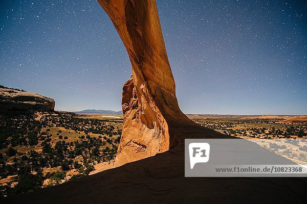 Sternenhimmel und Bogenfelsen bei Nacht  Moab  Utah  USA