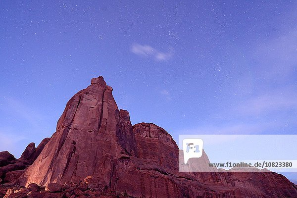 Tiefblick auf Sternenhimmel und Felsformationen bei Nacht  Moab  Utah  USA