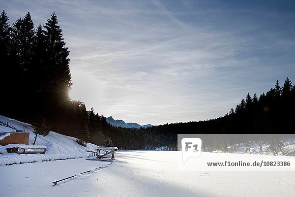 Landschaft mit schneebedecktem See  Berg  Bayern  Deutschland
