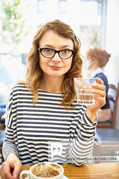 Wasser Portrait Frau Lifestyle Cafe reifer Erwachsene reife Erwachsene trinken