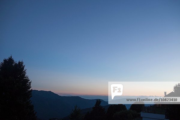 Silhouettenlandschaft bei Sonnenuntergang  Brixen  Dolomiten  Österreich
