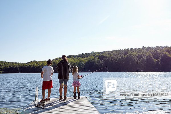 Kinder fischen am Pier am See  New Milford  Pennsylvania  USA