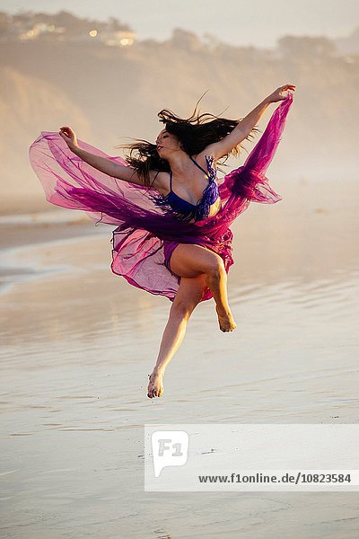 Junge Tänzerin im Chiffonkleid  Tanzen am Strand  San Diego  Kalifornien  USA
