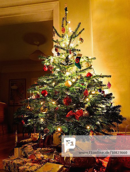 Beleuchteter Weihnachtsbaum mit Geschenken darunter