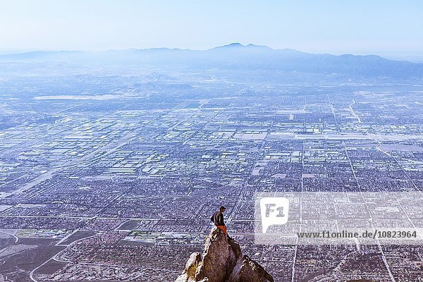 Junger Mann auf dem Berggipfel  Mount Baldy  Kalifornien  USA