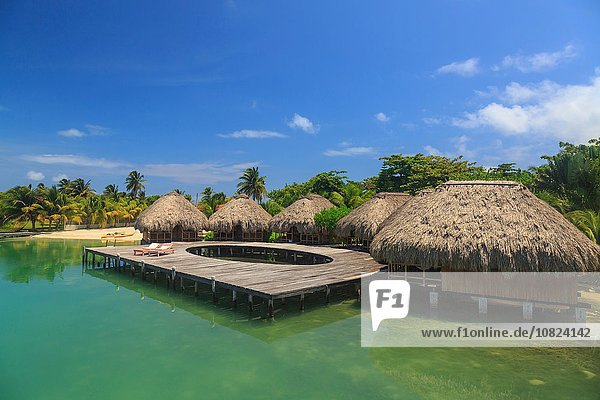 Stilvolle Chalets und Strandpromenade  St. Georges Caye  Belize  Mittelamerika