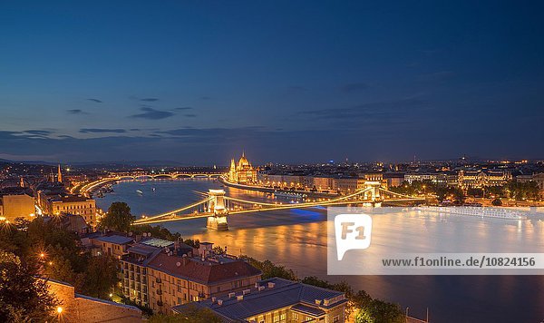 Kettenbrücke an der Donau bei Nacht  Ungarn  Budapest