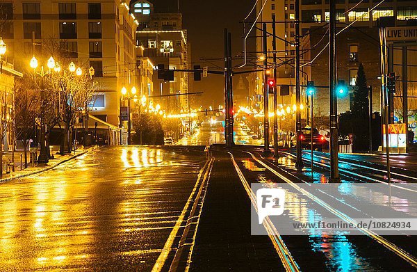 Stadtbild mit Straßen- und Straßenbahnlinie bei Nacht  Tacoma  Washington  USA