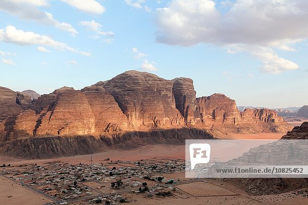 Erhöhte Ansicht des Dorfes durch Bergkette  Wadi Ram  Jordanien