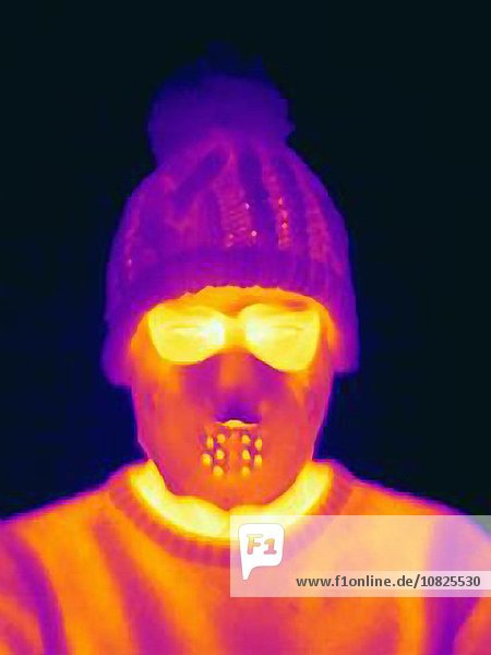 Wärmebild des Mannes mit bedrohlicher Maske und Strickmütze