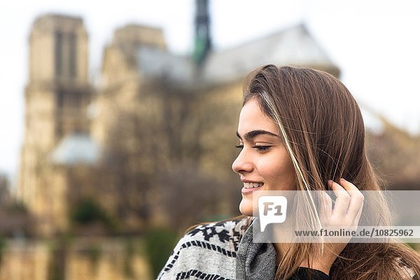 Seitenansicht der jungen Frau  Kathedrale Notre Dame im Hintergrund  Paris  Frankreich