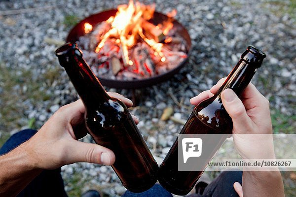 Lagerfeuer,halten,Bier