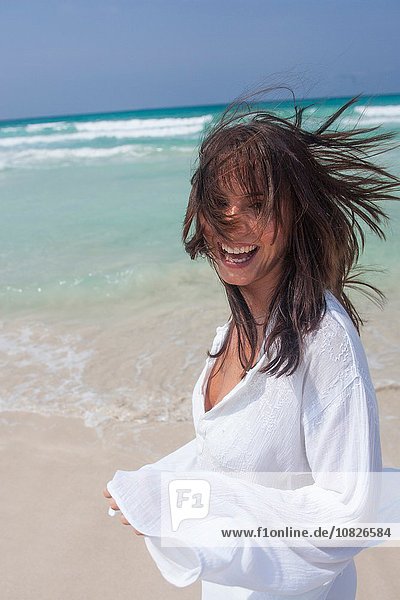 Glückliche junge Frau am Strand  Mallorca  Spanien