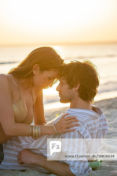 Romantisches junges Paar am Strand bei Sonnenuntergang  Mallorca  Spanien