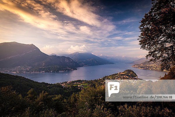 Erhöhte Aussicht auf See und Berge  Bellagio  Lombardei  Italien