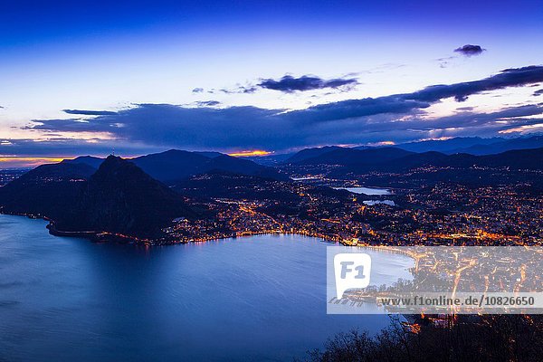 Hochwinkelansicht des Luganer Sees in der Abenddämmerung  Schweiz