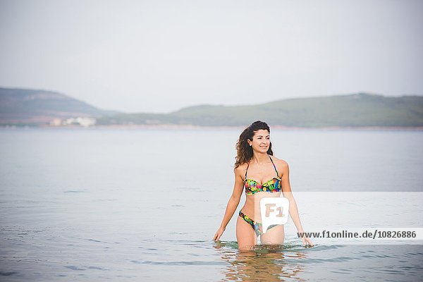 Frau im Meer  trägt Bikini