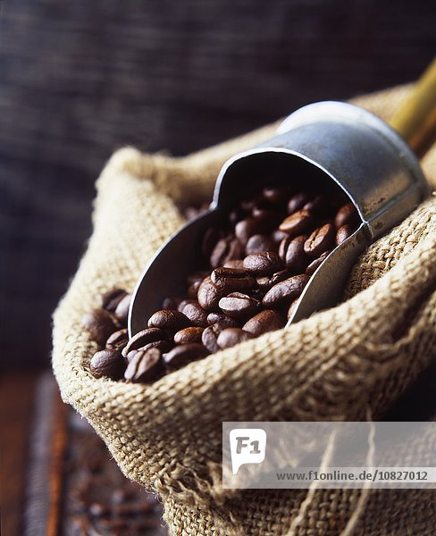 Kaffeebohnen im gewebten Sack mit Vintage-Kaffeeschaufel