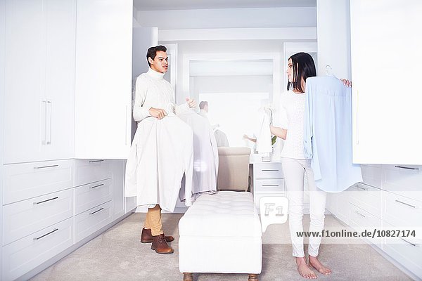 Junges Paar trifft Entscheidungen  während es sich im Schlafzimmer fertig macht
