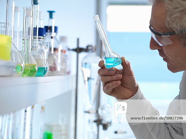 Chemiker bereitet chemische Formel für die Prüfung im Labor vor