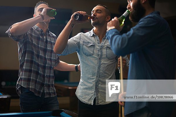 Männer trinken Bier im Poolclub