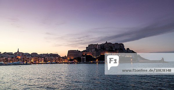 Silhouettenansicht von Meer und Calvi in der Abenddämmerung  Korsika  Frankreich