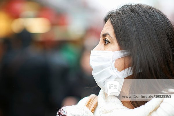 Nahaufnahme einer reifen Frau mit Verschmutzungsmaske  Tokio  Japan