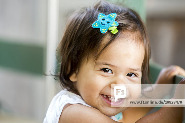 Kaukasisches Baby Mädchen lächelnd
