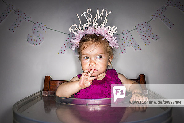 Kaukasisches Babymädchen trägt Geburtstagskrone