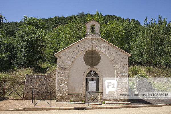 Kirchengebäude aus Stein in einem ländlichen Dorf
