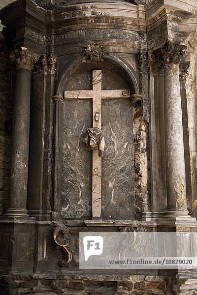 Kruzifix an der Kirchenwand über dem Altar