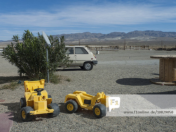 Spielzeug-Bulldozer im ländlichen Wüstenpark