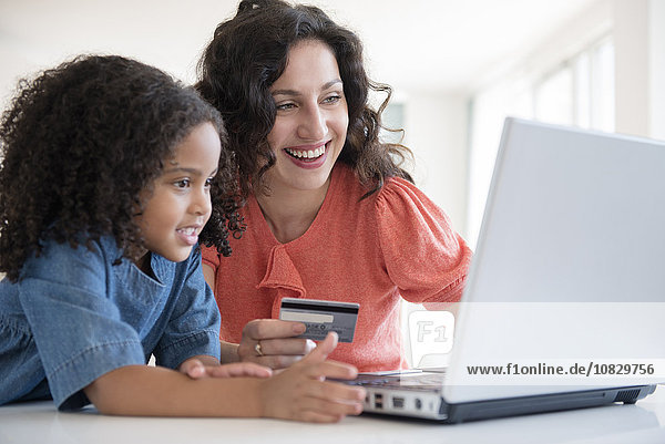 Mutter und Tochter beim Online-Einkauf