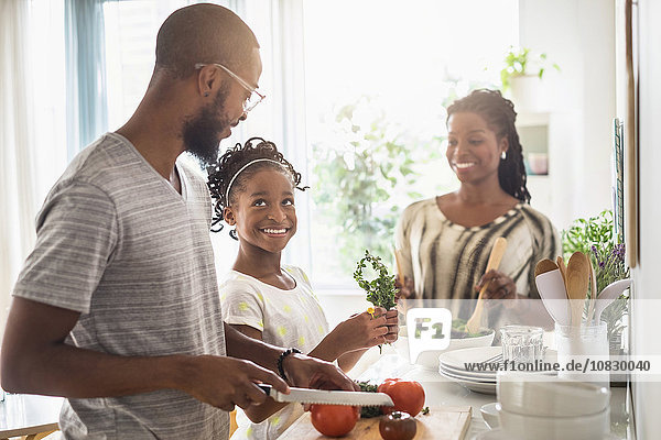 Schwarze Familie beim Kochen in der Küche