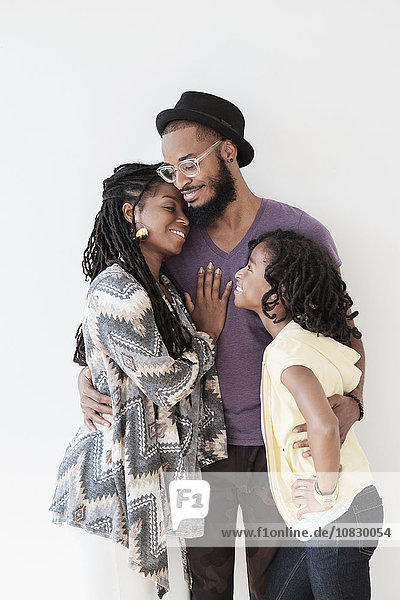 Lächelnde schwarze Familie beim Umarmen