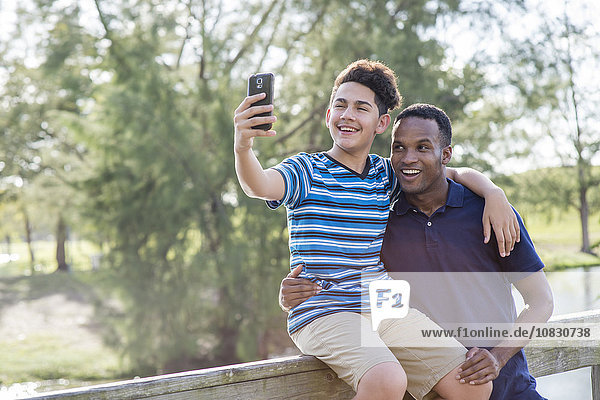 Vater und Sohn machen ein Selfie im Freien