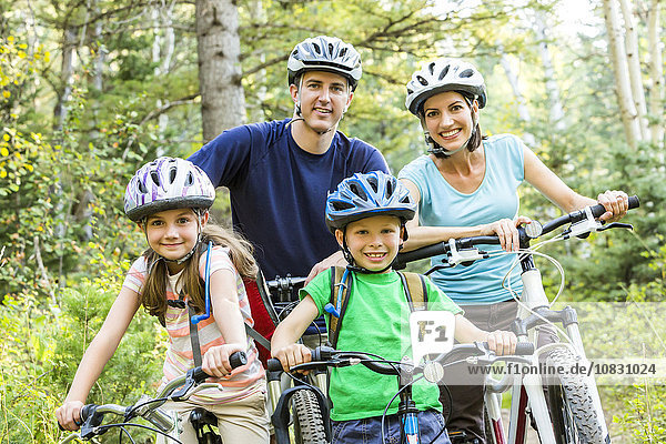 Kaukasische Familie fährt Mountainbike