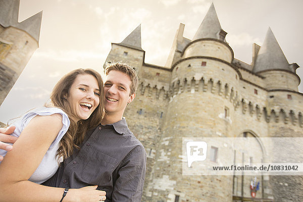 Kaukasisches Paar lächelt auf Schloss