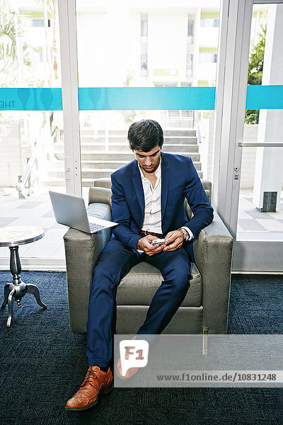 Kaukasischer Geschäftsmann mit digitalem Tablet im Büro